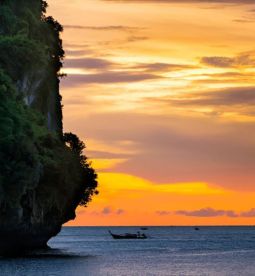 นั่งเรือเที่ยวเกาะ ชมธรรมชาติและทะเลสวย ๆ  - Take a boat trip to the islands, and admire the beautiful sea.