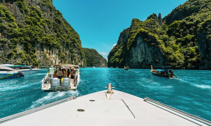 Pool villas near the sea: advantages that make people want to own